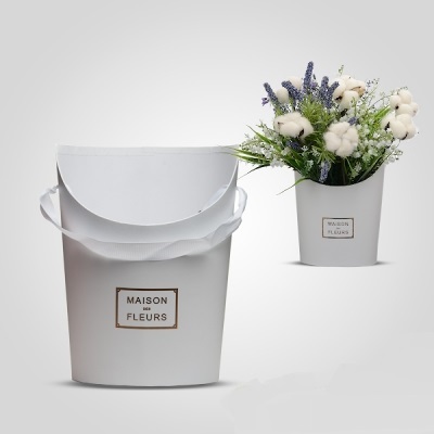 Коробка-сумка полукруглая с ручкой (гофра) 19*15*11,5см белая Maison des Fleurs
